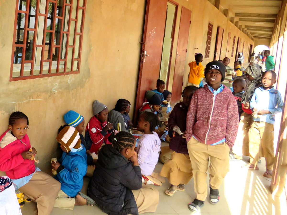 Niños de la escuela de primaria Santa Mónica de Dosso, Níger.
